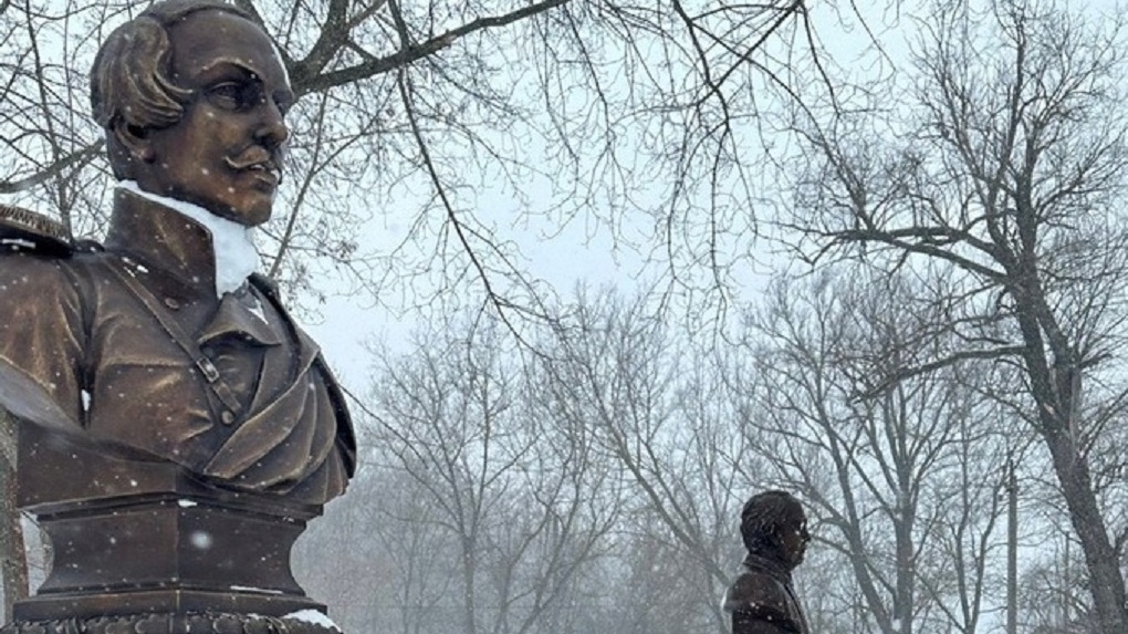 В Мичуринске установили памятник Пушкину с котом и бюсты знаменитых писателей