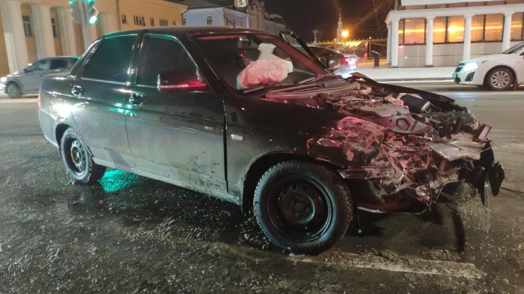 В центре Тамбова молодой водитель «Лады Приора» врезался в «Мерседес»