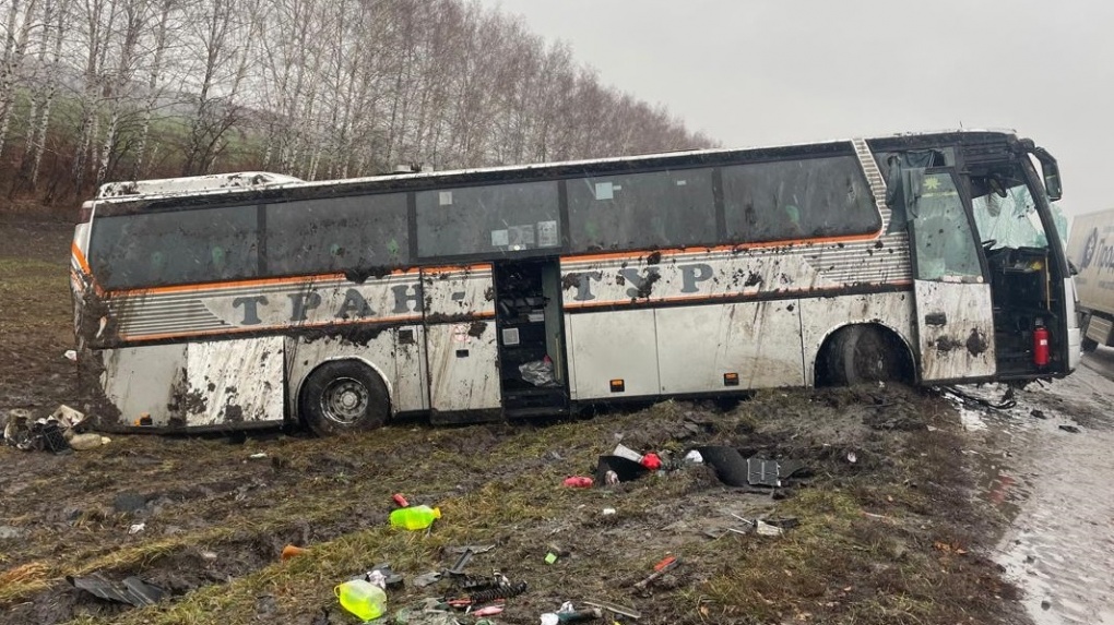 На трассе в Сампурском округе «Приора» врезалась во встречный автобус