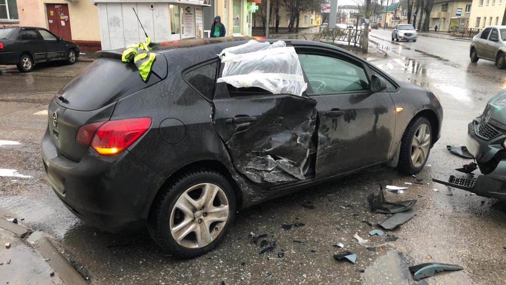 На севере Тамбова «Опель» столкнулся с «Приорой», пострадала 22-летняя пассажирка иномарки