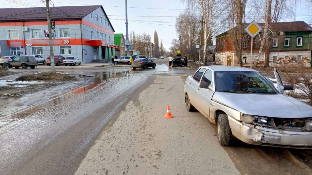 На перекрестке в центре Кирсанова столкнулись две отечественные легковушки