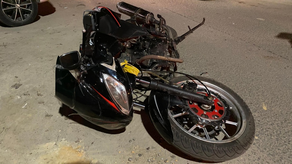 В Тамбове иномарка сбила молодого мотоциклиста, который ехал без прав и шлема