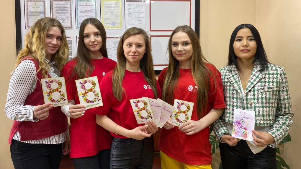 Студенты Тамбовского филиала Президентской академии поздравили с праздником прекрасных дам