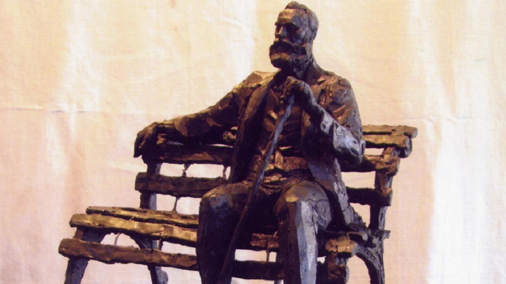 Памятник Борису Чичерину в Тамбове выполнен в виде философической скамейки