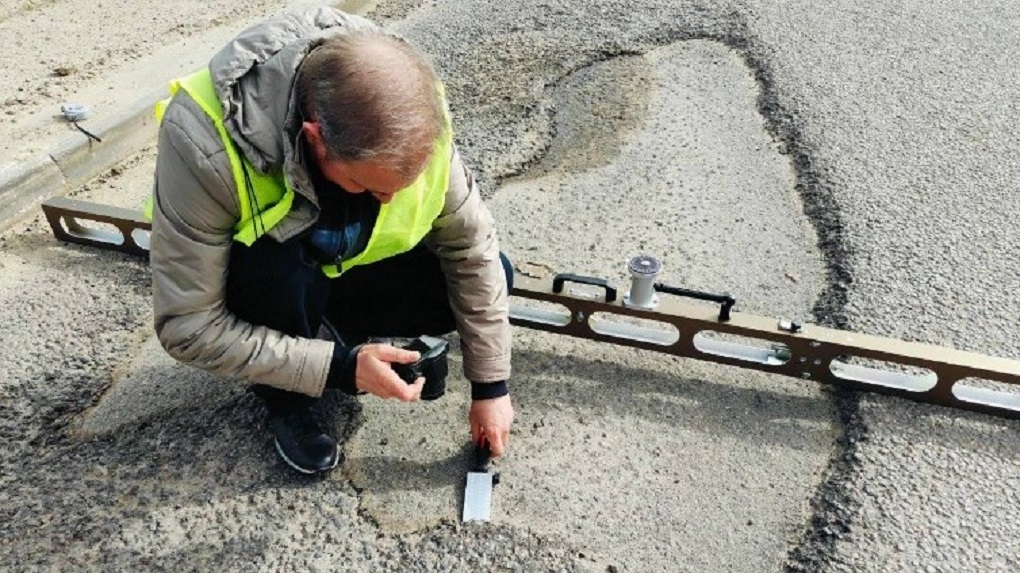 Дорога на Киквидзе начала разрушаться из-за нарушений технологий со стороны подрядчика