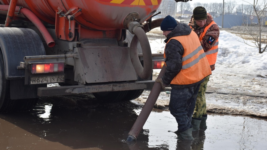 В Тамбове активно ведутся работы по очистке ливневок и откачке воды с улиц города