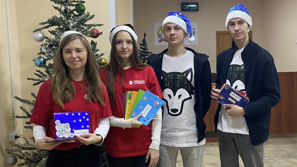 Студенты Тамбовского филиала Президентской академии поздравили сотрудников филиала