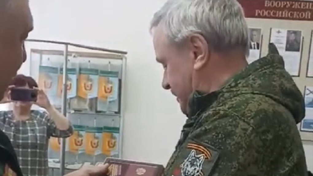 Бывшего градоначальника Александра Боброва наградили за службу в рядах добровольцев на СВО